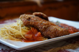 Piccata milanese, Parmesanpanade, Spaghetti, Tomatensoße